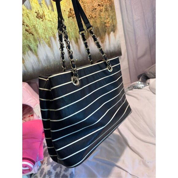 Betsey johnson contrast stripe b & w crossbody tote - Picture 3 of 6